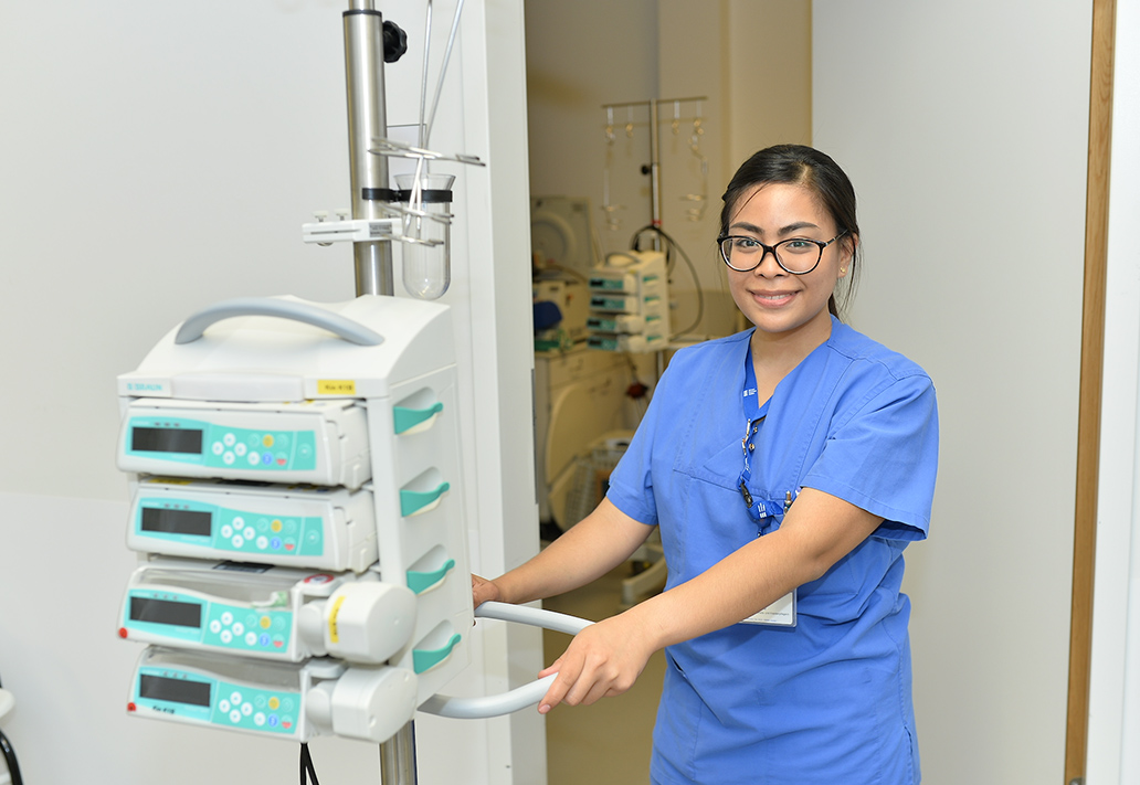 Junge Frau bei der Arbeit im Krankenhaus